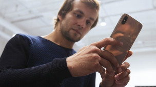 мужчина со смартфоном в руках