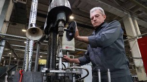 Рабочий на заводе по производству гидравлического оборудования