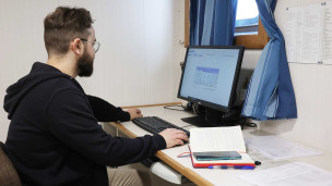 Мужчина за компьютером во время обучения