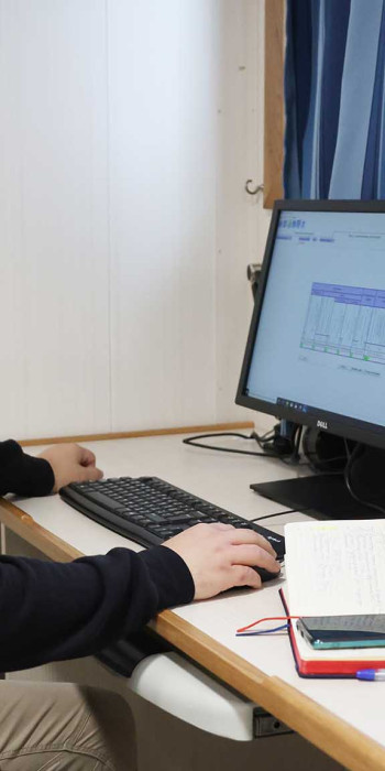 Мужчина за компьютером во время обучения