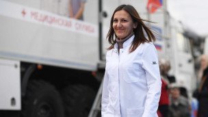 Врач около «Автопоезда здоровья»