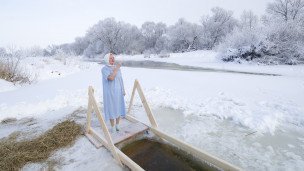 Женщина около проруби во время крещенских купаний