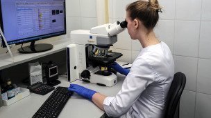 Научная сотрудница работает в лаборатории 
