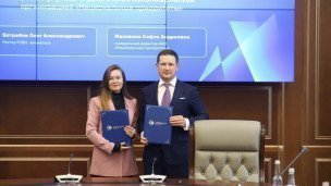 sofiya-malyavina-i-oleg-yastrebov-vo-vremya-podpisaniya-soglasheniya