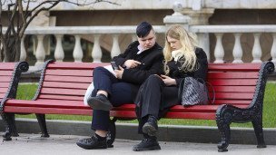 горожане на скамейке в парке