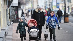 Семья с детьми на улице 
