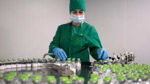 Сотрудница в цехе по производству антибиотиков