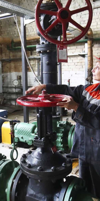 Специалист компании по ресурсоснабжению в котельной