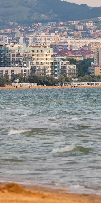 Отдыхающие на пляже Черного моря