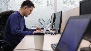 Мужчина работает за ноутбуком