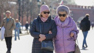 Женщины гуляют в саду 