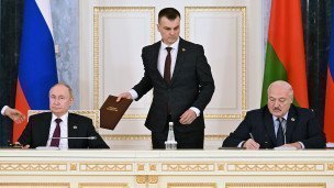 Президент РФ Владимир Путин и президент Республики Беларусь Александр Лукашенко