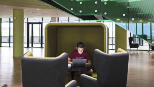 мужчина за компьютером