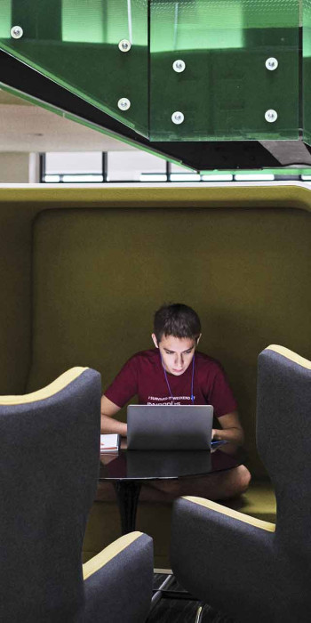 мужчина за компьютером