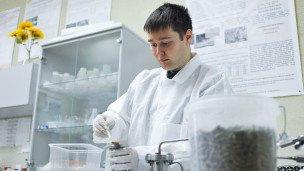 Аспирант кафедры в лаборатории 