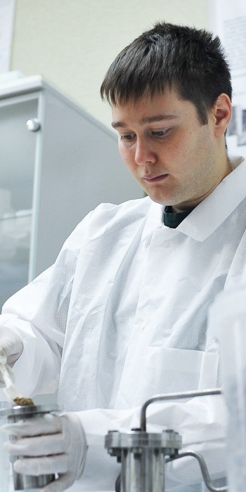 Аспирант кафедры в лаборатории 