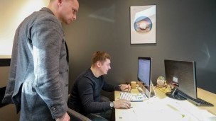 Сотрудники за работой в офисе
