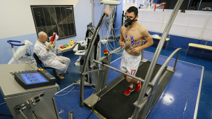 Спортсмен проходит медицинский осмотр