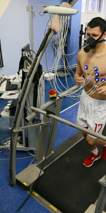 Спортсмен проходит медицинский осмотр