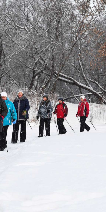 Женщины во время проведения бесплатных занятий по скандинавской ходьбе