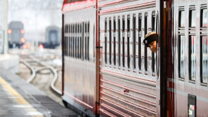 фирменный поезд и сотрудница