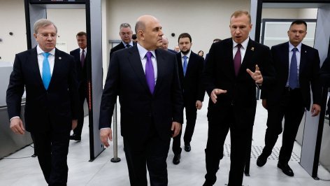 Predsedаtel'-pravitel'stva-RF-Mikhail-Mishustin-vo-vremya-poseshcheniya-novogo-aerovokzal'nogo-kompleksa