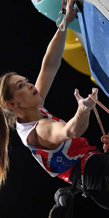 Динара Фахритдинова (Россия) в финальных соревнованиях по скалолазанию 