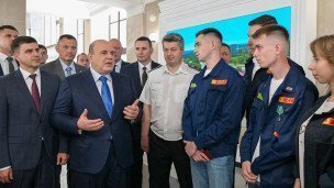 Премьер-министр РФ Михаил Мишустин во время посещения Дальневосточного государственного университета путей сообщения
