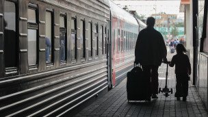 Пассажиры у поезда дальнего следования 