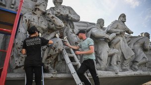 Сотрудники во время работ по восстановлению мемориала