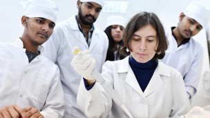 Студенты и преподаватель в лаборатории университета 