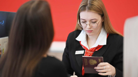 Сотрудница с клиентом в офисе банка