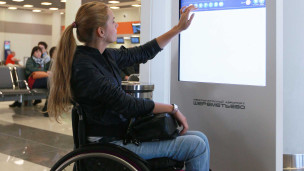 Девушка в инвалидном кресле в аэропорту