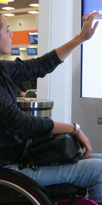 Девушка в инвалидном кресле в аэропорту