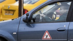 devushka-v-avtomobile-vo-vremya-zanyatiya-po-vozhdeniyu