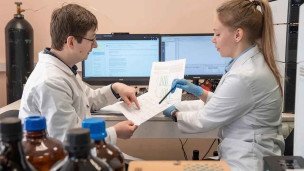 Научные сотрудники в лаборатории