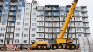 Строительная техника около жилого дома