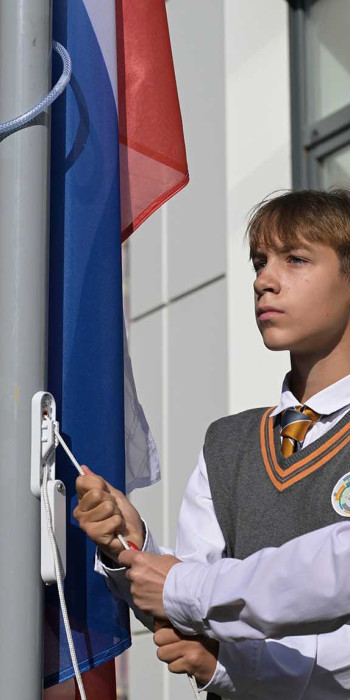 Ученики с флагом на линейке