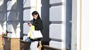 Девушка с телефоном с пакетами