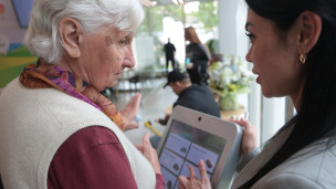 Консультант с посетителем