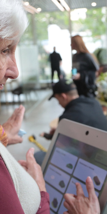 Консультант с посетителем