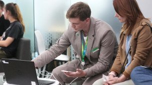 Cпециалист с посетительницей в офисе банка