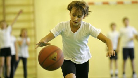 Юные спортсмены в спортивной школе