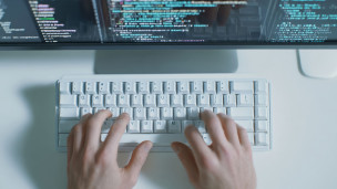  Руки программиста на клавиатуре во время работы