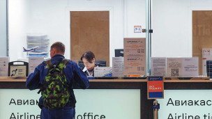 Мужчина около авиакасс