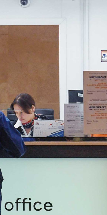 Мужчина около авиакасс