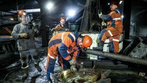 Сотрудники на территории угольной шахты