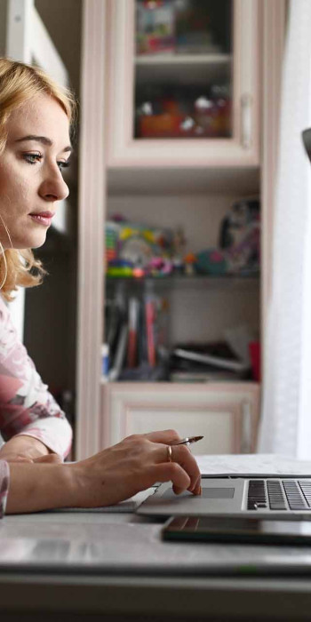 девушка за компьютером дома