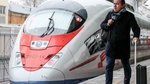 Пассажир около поезда на вокзале