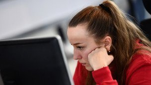 Женщина за компьютером 